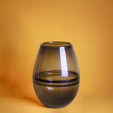 Vaso decorato con linee • 23 cm