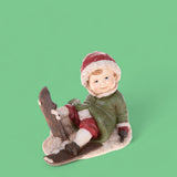 Bimbo Seduto con Sci  • 12,5 cm