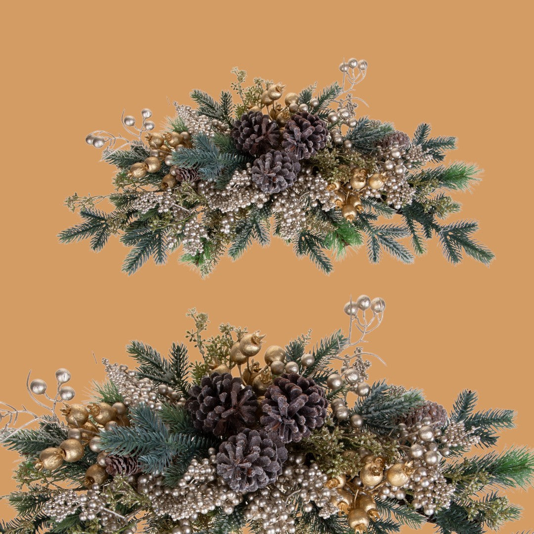 Sopraporta con ilex e pigne • H 22 cm