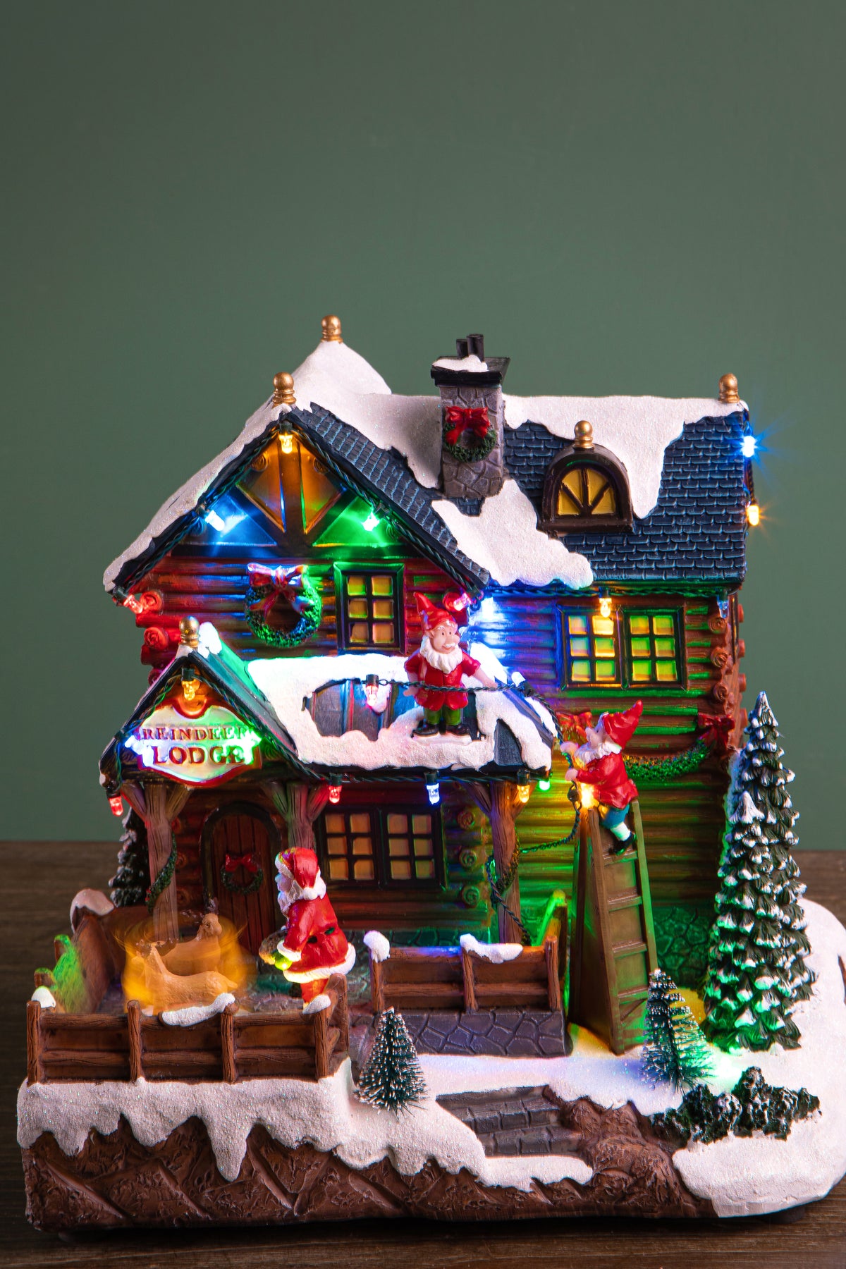 Baita mov+mus+luci con santa e elf • H 25 cm