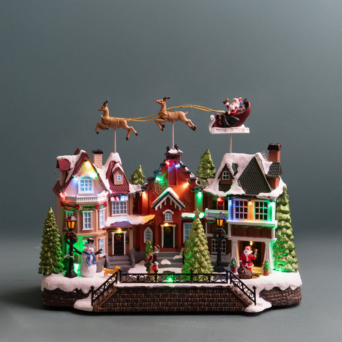 Villaggio con slitta movimento+luci+musica • H 33 cm